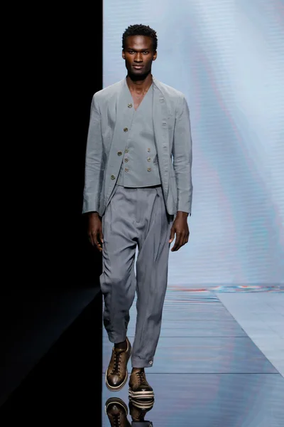 Look 16
